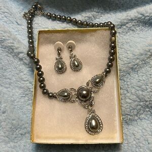 Faux black pearl occasion necklace and earrings set!